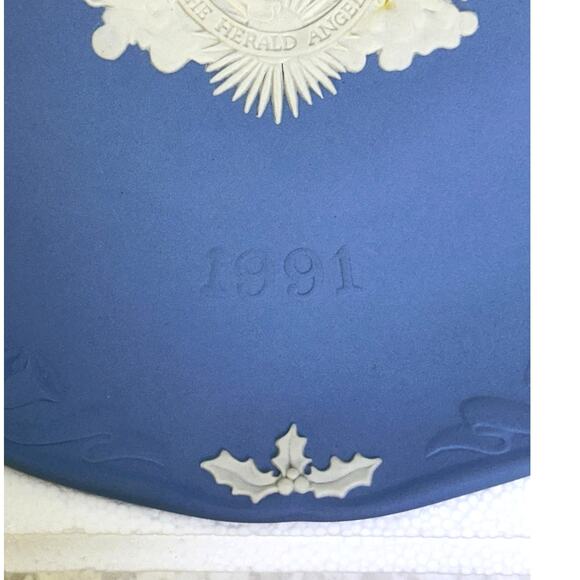 Wedgwood England Blue Jasperware 1991 'Hark the Herald Angels Sing' Plate w/Box - Picture 3 of 10